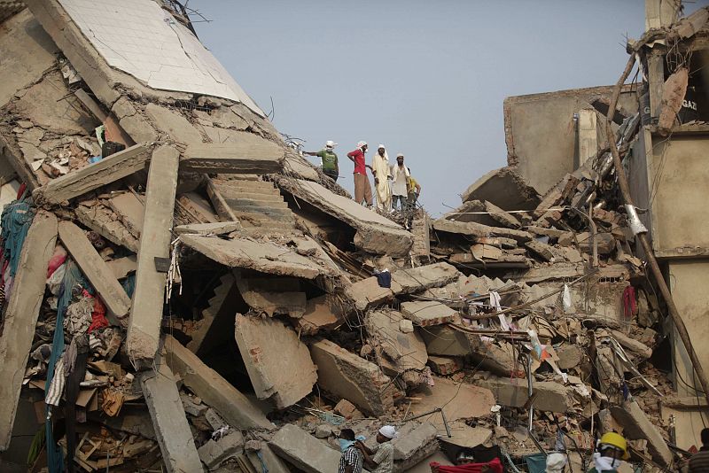 Las víctimas del derrumbe de un edificio en Bangladesh podrían acercarse a las 300