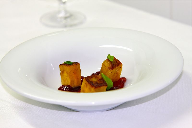 Plátano caramelizado y con una base de vino