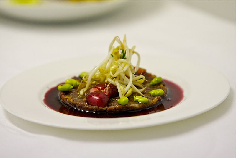 Tartar de pato con ponerle chalotas, tomate, alcaparras, soja