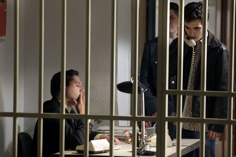 La mala noche de Carlos se ha convertido en una pesadilla angustiosa y sin salida: el juez lo considera culpable y le ha enviado a prisión.