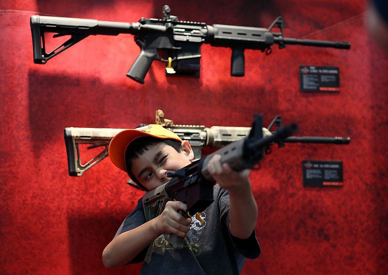 Un niño apunta con su rifle