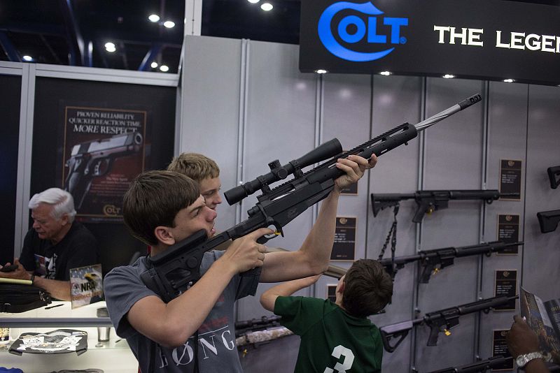 Un adolescente prueba uno de los rifles.