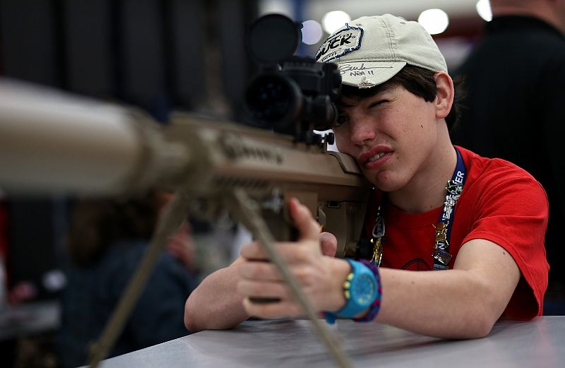 Un chaval prueba una de las armas