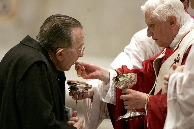 Fotografía de archivo fechada el 20 de octubre de 2006 que muestra a Giulio Andreotti recibiendo la sagrada comunión por parte del papa Benedicto XVI