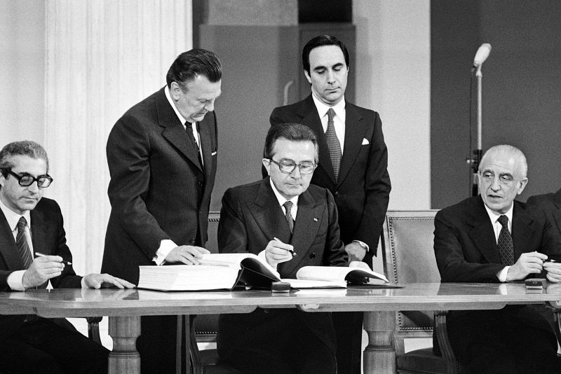 Giulio Andreotti firma el tratado de adhesiónd e Grecia la Comunidad Europea el 28 de mayo de 1979