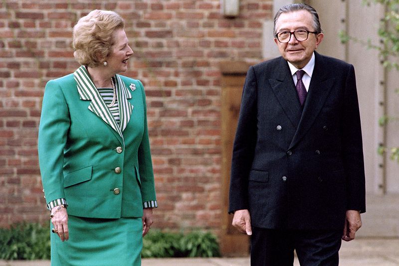 Andreotti se reúne en septiembre de 1990 en Londres con la Dama de Hierro, Margaret Thatcher, con quien mantuvo sonados desencuentros.