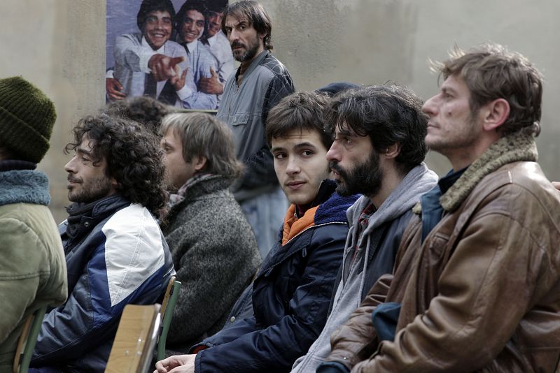 Los Chunguitos tocan en el patio de la prisión de Carabanchel.