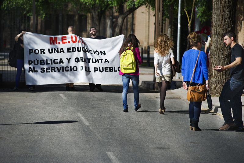 Un piquete informativo en la entrada la Universidad de Castilla la Mancha con motivo de la huelga general educativa