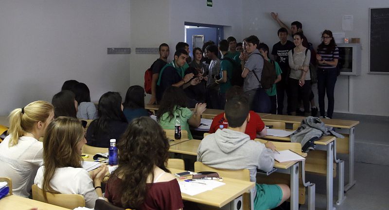 Striking students disrupt a class at the Chemistry Faculty at Madrid's Complutense University