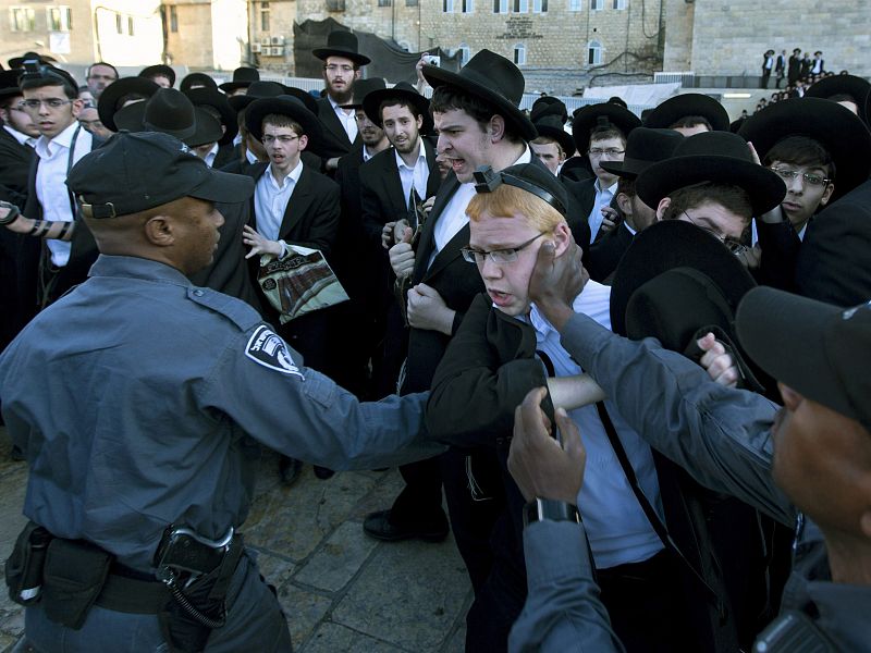 La policía israelí intenta contener a judíos ultraotodoxos en la plaza del Muro de las Lamentaciones en Jerusalén