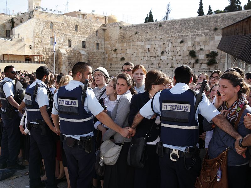 La Policía mantiene separadas a una multitud de mujeres ortodoxas