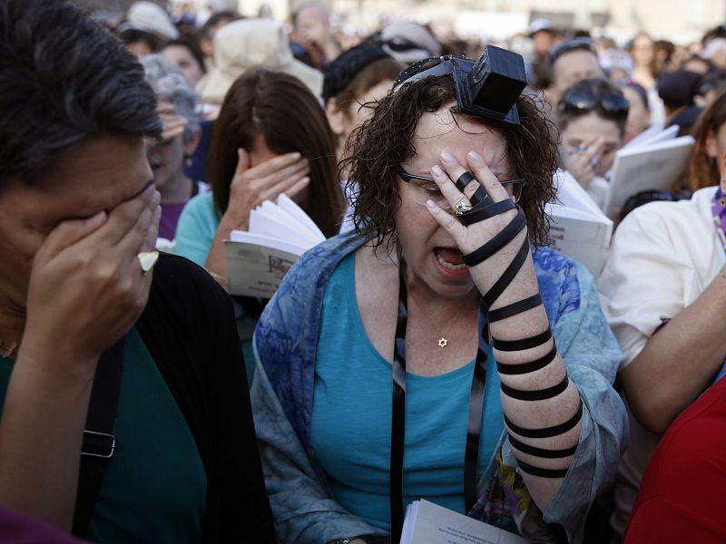 Las Mujeres del Muro rezan con filacterias y el talit, vestimentas típicas de los hombres