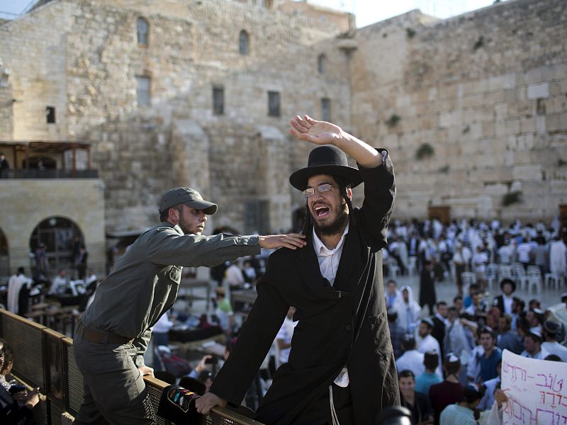 La Policía intenta mantener a los manifestantes a raya