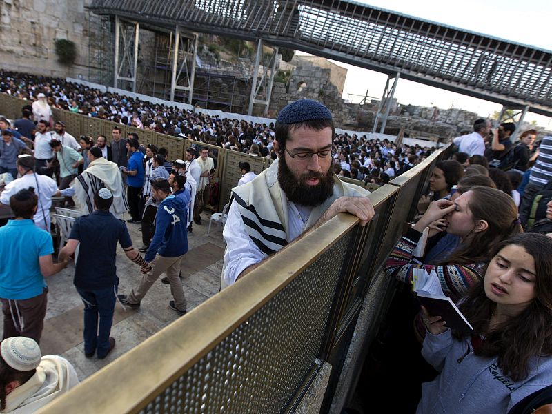 Las "Mujeres del Muro", pertenecientes a corrientes no ultra-ortodoxas del judaísmo y que reivindican su derecho a rezar ataviadas con indumentaria reservada a los hombres en el Muro de las Lamentaciones, han visto reconocido su derecho.