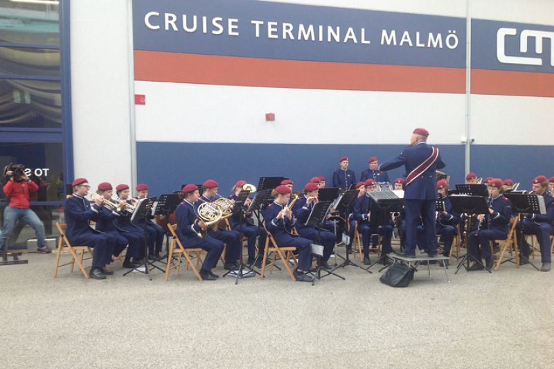 Una banda de música ha recibido al grupo en la nueva terminal del puerto de Malmö interpretando algunos de los éxitos de Abba.