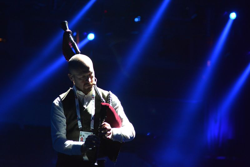 Inicio de la actuación con gran protagonismo de la gaita