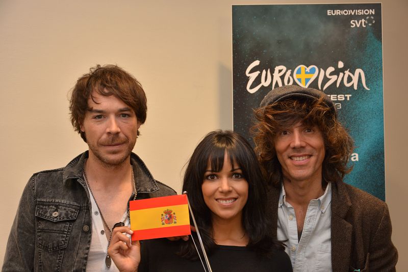 David, Raquel y Juan posan en el backstage del Malmö Arena