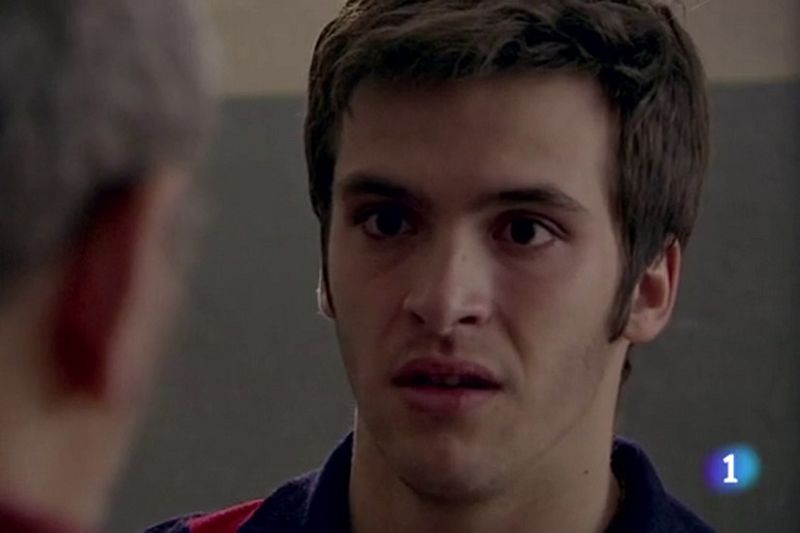 En el rostro de Carlos se transluce su miedo: ha sido sentenciado por Salazar.