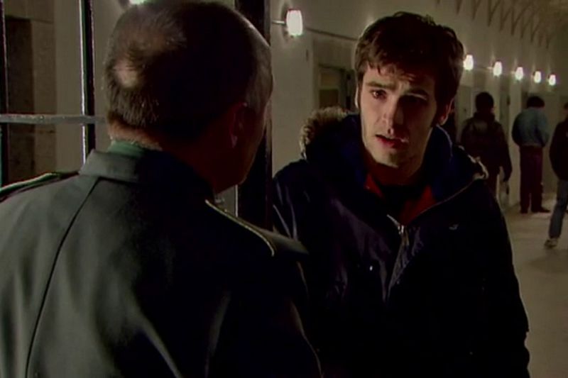 La situación de Carlos en la cárcel empeora pese a librarse de Salazar como compañero de habitación.