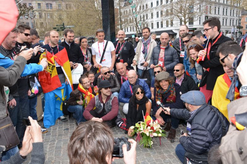 El sueño de Morfeo ha aprovechado su primera jornada libre de ensayos para recorrer el centro de Malmö y quedar con los fans españoles que ya están en el Festival de Eurovisión apoyando nuestra candidatura