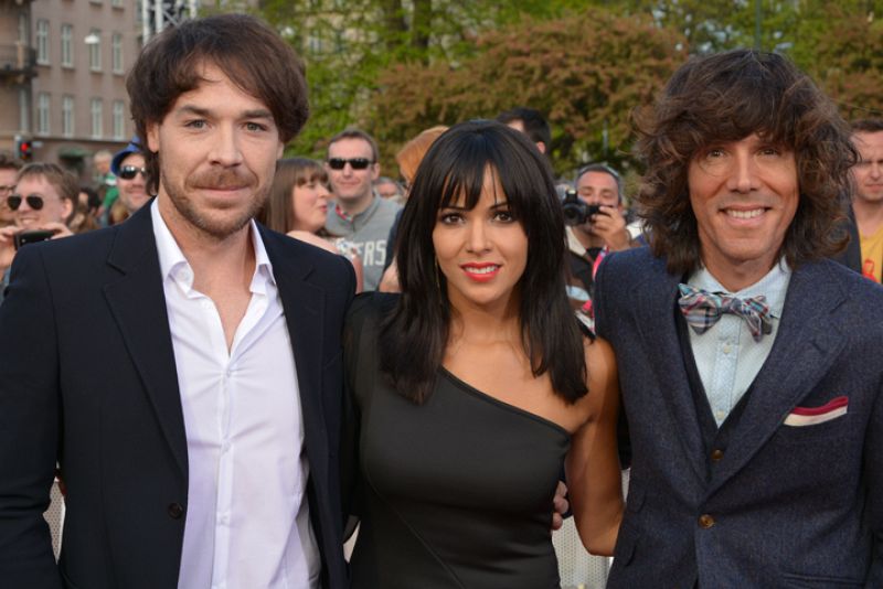 David, Raquel y Juan posando en la alfombra roja de la Welcome Party, fiesta con la que se inaugura oficialmente el Festival de Eurovisión.