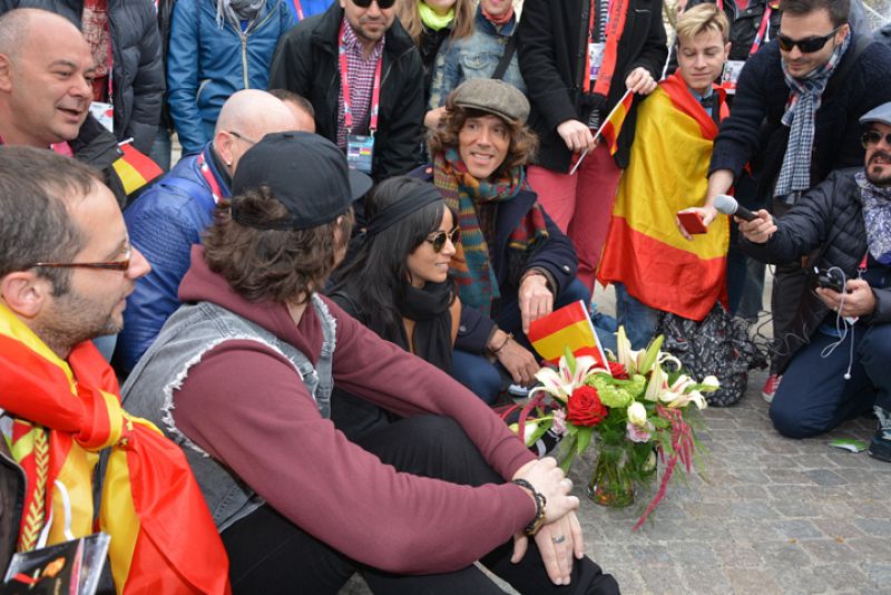 El sueño de Morfeo ha aprovechado su primera jornada libre de ensayos para recorrer el centro de Malmö y quedar con los fans españoles que ya están en el Festival de Eurovisión apoyando nuestra candidatura