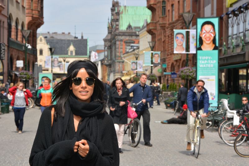 Raquel pasea por una de las calles comerciales de la ciudad.