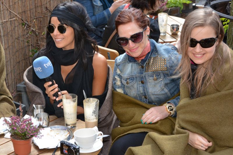 Raquel del Rosario y las coristas Mey Green y Milena Brody charlan amigablemente mientras toman un café