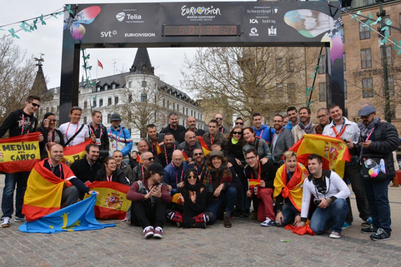 El sueño de Morfeo ha aprovechado su primera jornada libre de ensayos para recorrer el centro de Malmö y quedar con los fans españoles que ya están en el Festival de Eurovisión apoyando nuestra candidatura