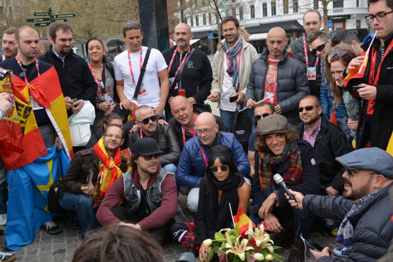 El sueño de Morfeo ha aprovechado su primera jornada libre de ensayos para recorrer el centro de Malmö y quedar con los fans españoles que ya están en el Festival de Eurovisión apoyando nuestra candidatura