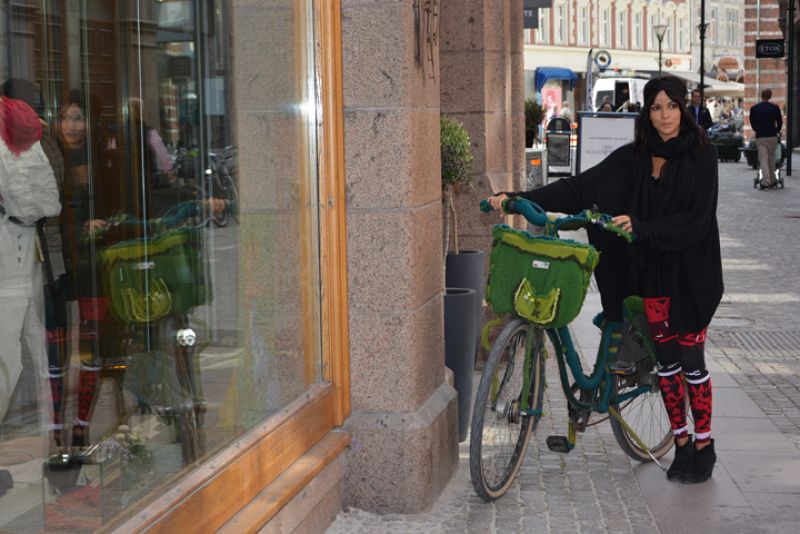 Raquel pasea por una de las calles comerciales de la ciudad.