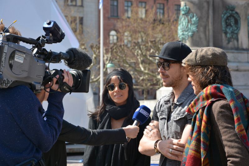 Raquel, David y Juan charlan con una periodista de una televisión extranjera