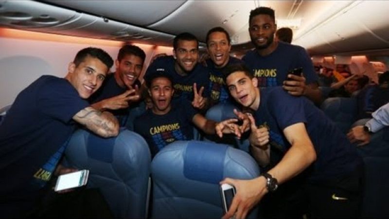 Primeras celebraciones en el avión de vuelta desde Madrid a Barcelona