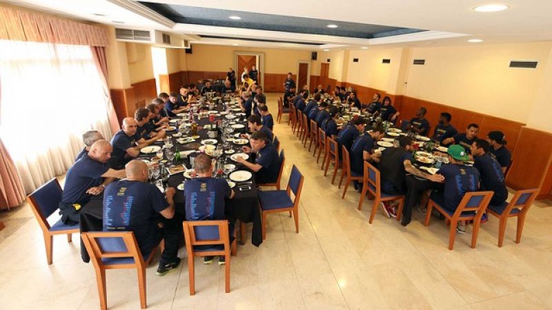 Los jugadores y el cuerpo técnico en la comida previa a la celebración