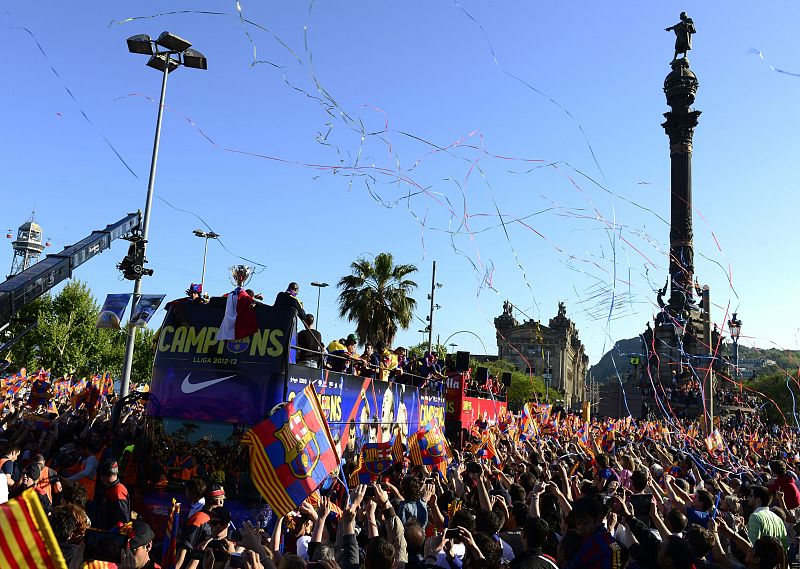 El bus con los jugadores del Barcelona con la estatua de Colón al fondo