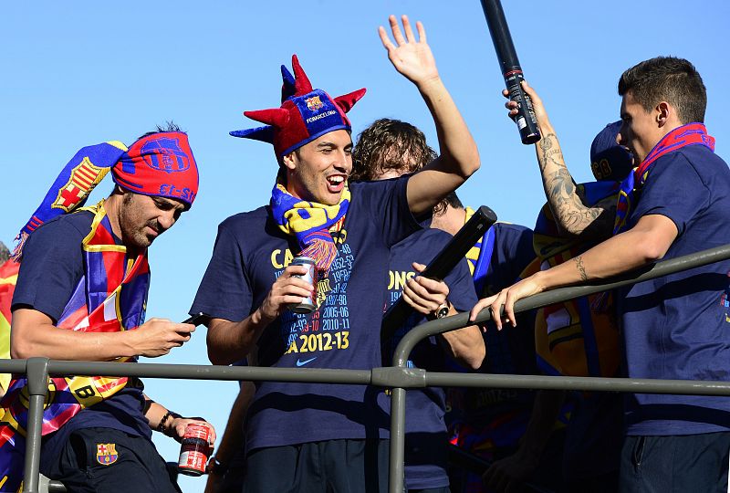 Villa (i), Pedro y  Tello bromean durante la celebración de la Liga 2012-2013