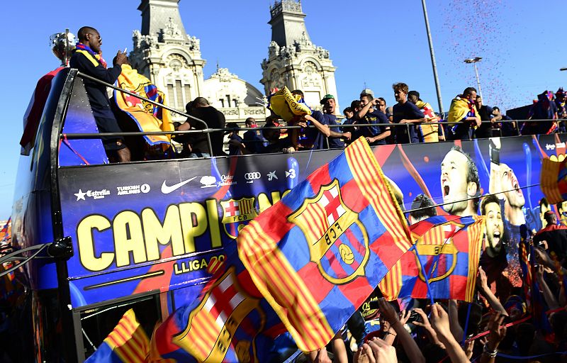 Abidal al frente de sus compañeros del Barcelona en la celebración liguera