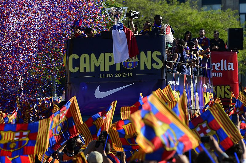 La Copa de los campeones de la Liga 2012-2013 en un lugar preferente del autobús en el que se desplaza la plantilla por las calles de Barcelona