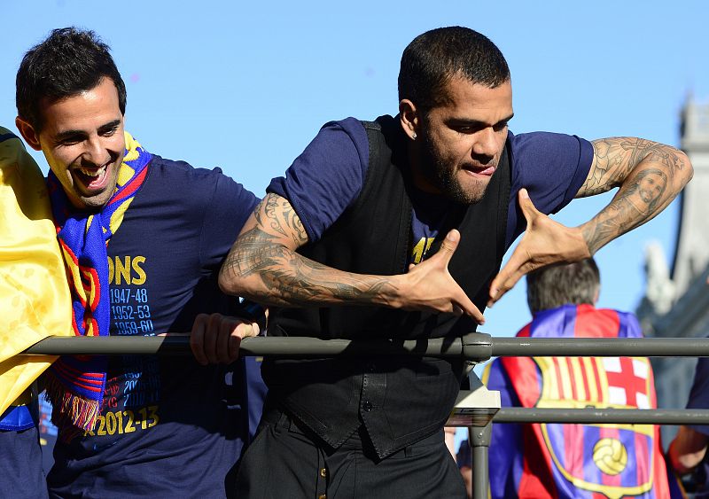 Dani Alves representa un gran corazón con sus manos durante la celebración del 22º título liguero del Barcelona