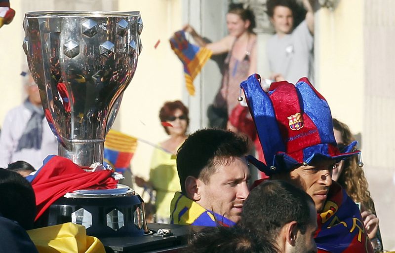 Messi (i) y Adriano posan para una fotografía junto a la Copa de la Liga