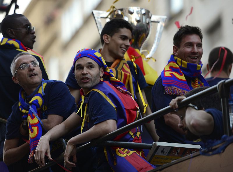 Jugadores del Barcelona al lado de la Copa de la Liga 2012-2013