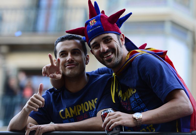 Pedro (i) y Villa posan felices en la celebración del título liguero