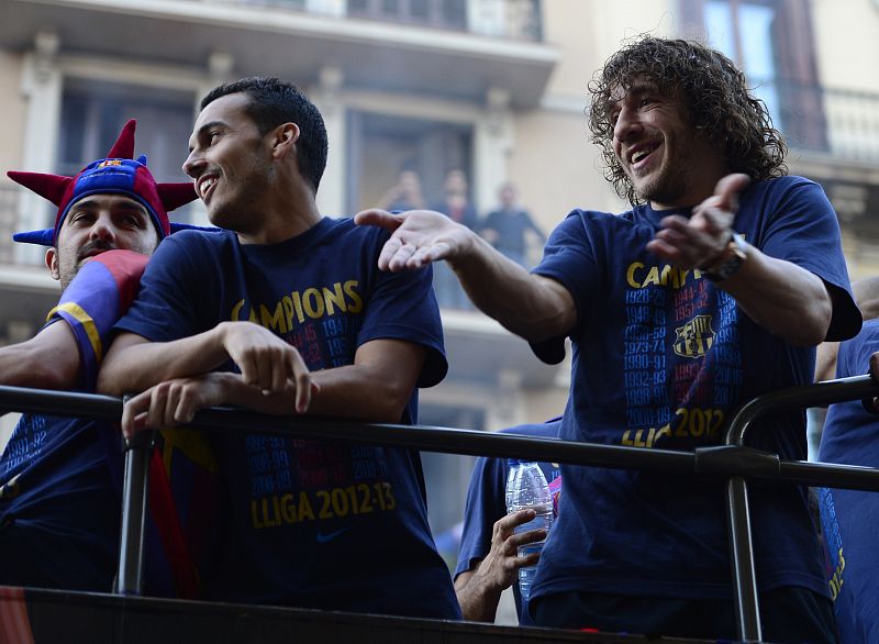 Pedro (c) y Puyol (d) junto a sus compañeros en la celebración del 22º título liguero