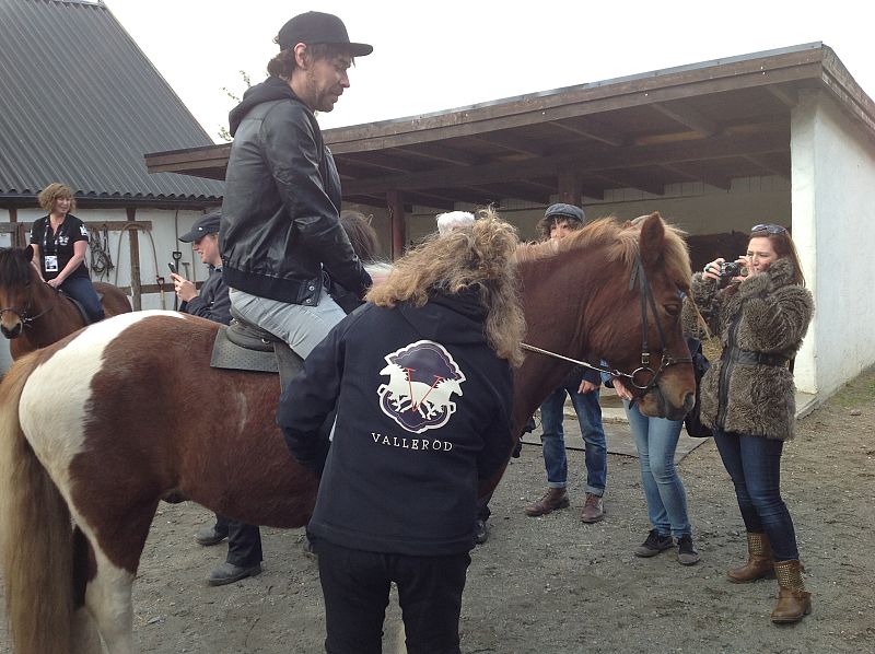 David ha sido el primero en subirse a uno de los caballos de la granja