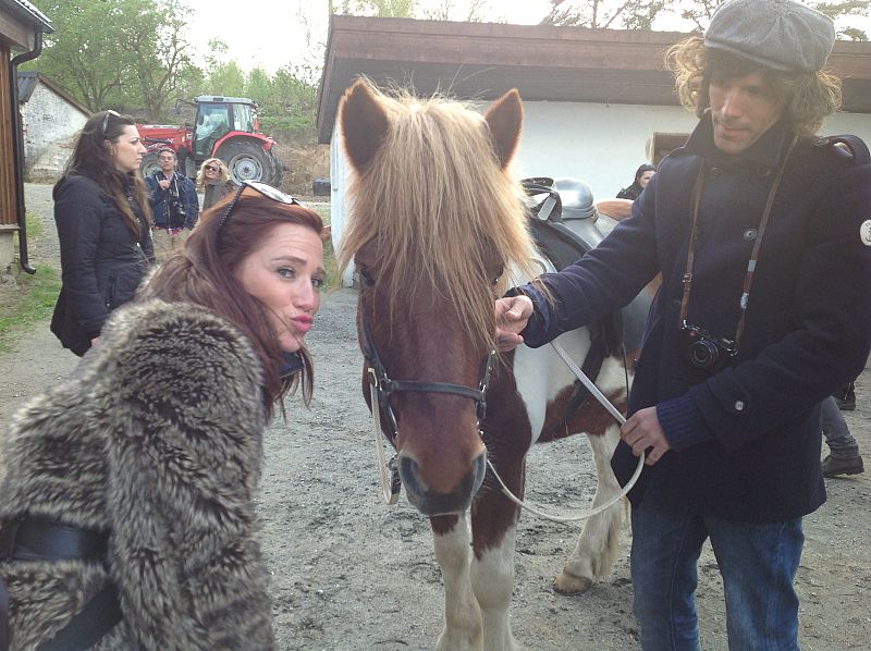 Mey Green, corista de "Contigo hasta el final", posa junto a uno de los caballos al que, además, le ha "arreglado" el flequillo...