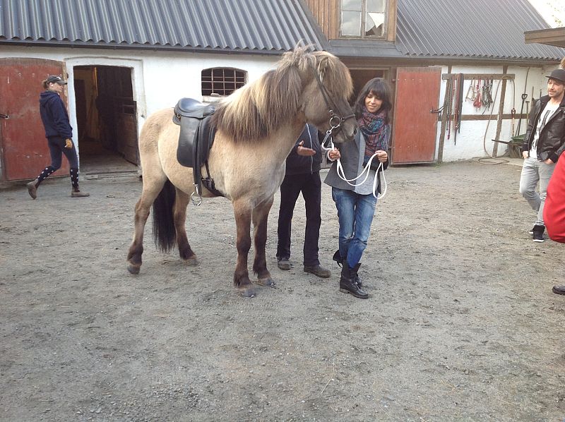 Raquel, junto a uno de los caballos de la granja Vallerod, que regenta Hrafnkell Karlsson.