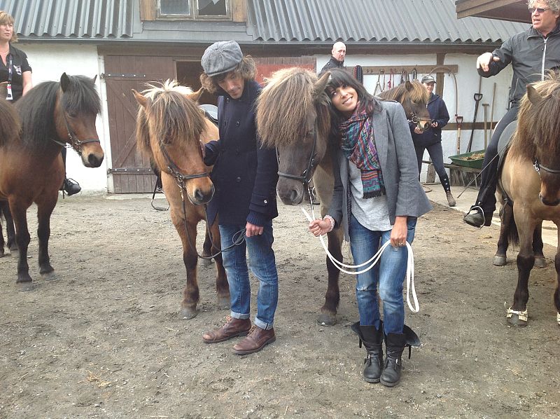 Juan y Raquel, junto a dos caballos de la granja Vallerod.