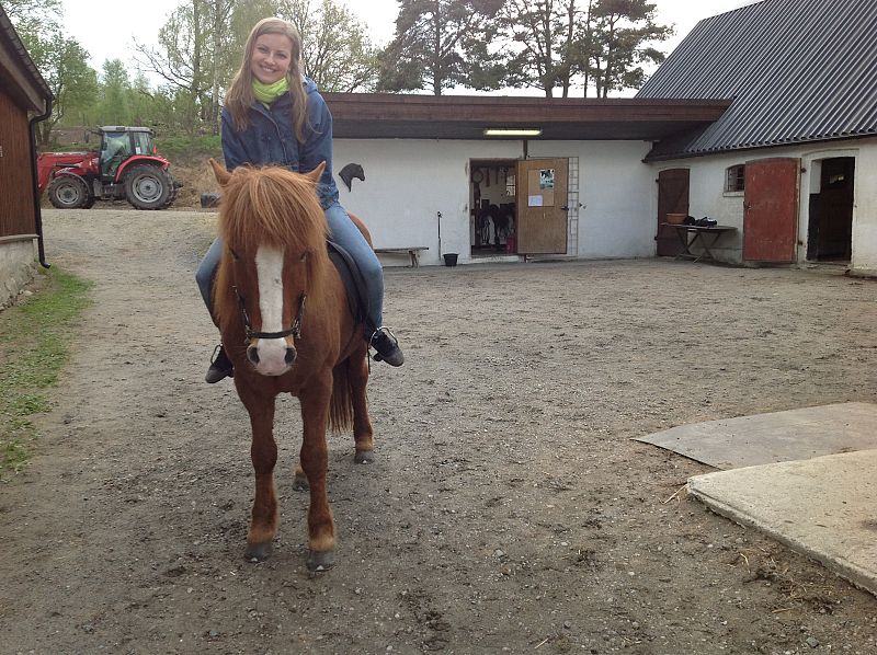 Milena Brody, corista de "Contigo hasta el final"