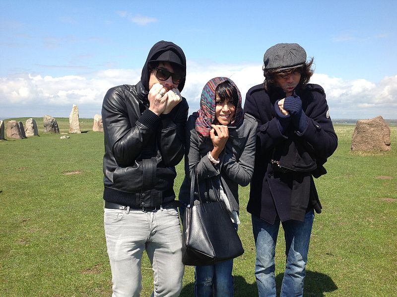 El sueño de Morfeo ha visitado la ciudad de Kåseberga, en donde se encuentra el conjunto megalítico Pîedras de Ale. El frío no les ha impedido disfrutar de la belleza del paisaje de Escania y el mar Báltico