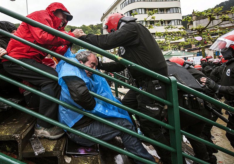 La Ertzaintza ha ido desalojando uno por uno de los simpatizantes de la izquierda abertzale que trataban de evitar el arresto de la colaboradora de ETA